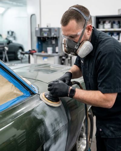 Lijado de superficie de automóvil con técnica profesional