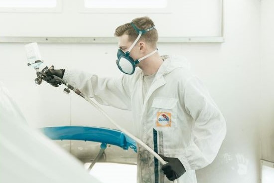 Ingeniería de la Pintura Automotriz en Aerosol: Tecnología 2K y Acabados OEM en el Garaje